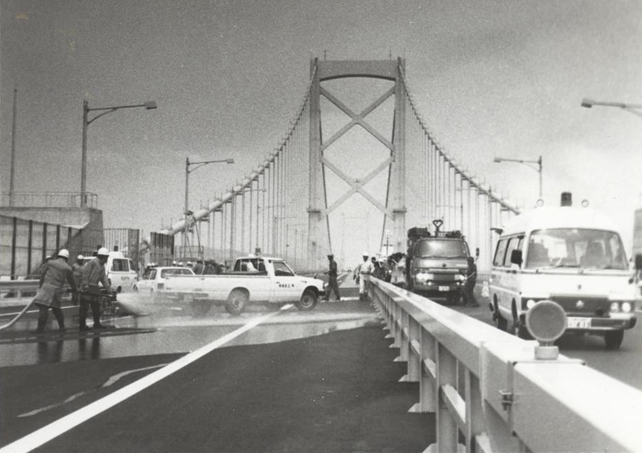 昭和60年 開通前の大鳴門橋上にて合同訓練を実施